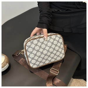 Détails de ce sac appareil photo rétro avec motif monogramme, toile et finitions cuir