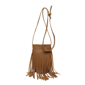Bruine crossbody tas van generfd leer met lange franjes en een dunne schouderriem
