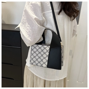 Detailansicht einer Vintage-Handtasche mit Muster als stilvolle Schultertasche für Damen
