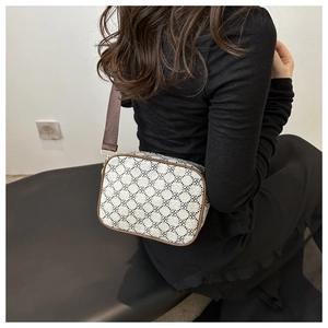 Détail du sac à bandoulière vintage à monogramme sur un mannequin pour la taille