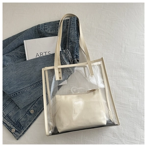 Détail du sac cabas transparent en PVC avec bordure en cuir PU et pochette d'ours