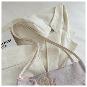 Détail broderie florale sur sac seau de style chinois violet avec bandoulière fine