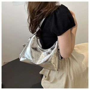 Détail du sac croissant argenté métallisé avec bandoulière chaîne et gaufrage
