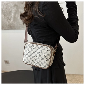 Détail du sac bandoulière avec imprimé floral géométrique et sangle réglable