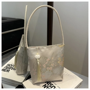 Détails de broderie sur un sac seau de style chinois avec des motifs jacquard en soie