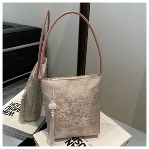 Détail du sac à main en broderie de soie chinoise avec motifs traditionnels et pompon