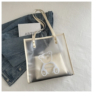 Vue détaillée du sac cabas en PVC dépoli avec motif d'ours et poignées à rivets renforcés