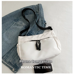Détails du sac fourre-tout en nylon blanc avec sangle réglable et poches zippées