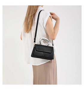 Sac à rabat noir minimaliste avec poignée argentée sculptée et bandoulière réglable