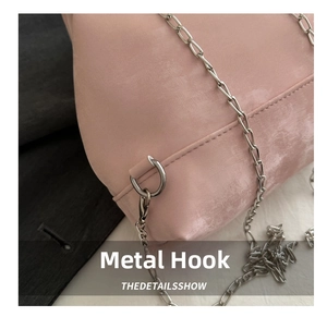 Close-up of the silver metal chain and hardware hook on the pink crossbody handbag