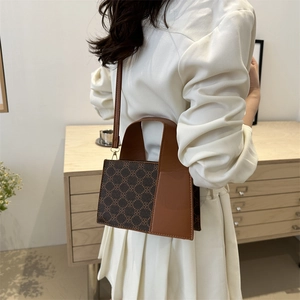 Braune Handtasche mit Monogramm-Patchwork und abnehmbarem Schultergurt für die Arbeit