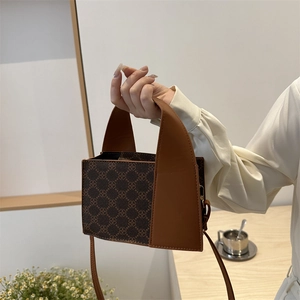 Retro Umhängetasche mit Monogramm, geometrischem Muster und breitem Griff im Lifestyle-Look