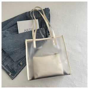 Vue de dessus d'un sac cabas en PVC transparent avec une pochette intérieure beige