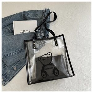 Détail du cabas en PVC étanche avec pochette intérieure à motif ours et bords noirs