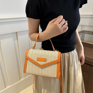 Sac bandoulière en paille tendance avec bordure en cuir orange et détail logo stylé