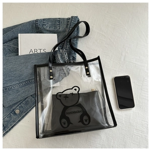 Détail du sac cabas transparent en PVC avec pochette intérieure à motif d'ours