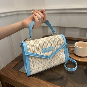 Sac bandoulière en paille avec garniture en cuir bleu ciel et lettrage FASHION