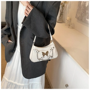 Bolso de hombro blanco de piel sintética con mariposa dorada y cadenas de plata