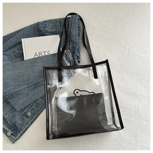 Détail du sac cabas transparent en PVC avec bordure noire et illustration d'ours mignon