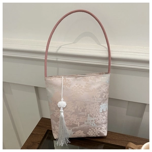 Détails de broderie de paysage chinois et gland en soie sur le sac seau rose poudré