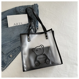 Détail du sac cabas noir transparent avec imprimé ours cartoon et rivets robustes