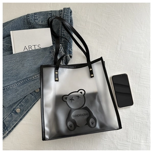 Détail du sac cabas en PVC dépoli avec motif d'ours noir et poignées en cuir