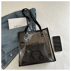 Détails du sac fourre-tout en PVC noir avec motif d'ours et rivets dorés