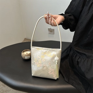 Sac seau de style chinois avec broderie florale et pompons couleur champagne