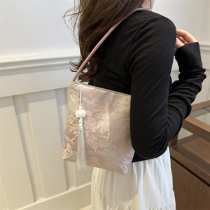 Sac seau élégant de style chinois avec broderie en soie et gland sur fond blanc