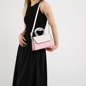 Sac bandoulière bicolore rose et blanc avec poignée en métal argenté sur mannequin