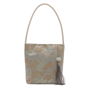 Sac seau nouveau style chinois avec broderie vintage et pompons gris sur fond blanc