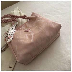 Detail der rosa Tragetasche mit Marmormuster, gewebtem Griff und Seidenschal-Dekor