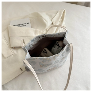 Vue intérieure du sac cabas jacquard montrant sa grande capacité de rangement