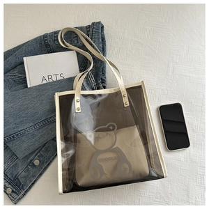 Détail du sac cabas transparent en PVC avec imprimé ours et pochette intérieure en toile