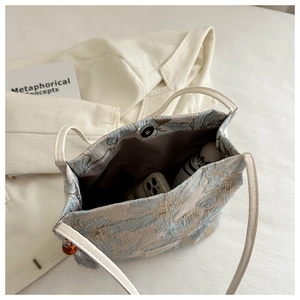 Détail d'un grand sac cabas brodé avec texture jacquard florale et fermoir magnétique pratique