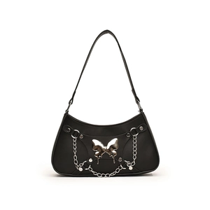 Bolso de hombro media luna negro con adorno de mariposa plateada y cadena