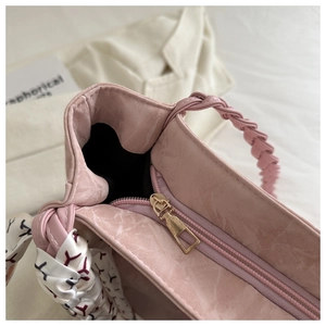 Detail der rosa Kunstleder-Tasche mit gewebtem Griff, Seidentuch und Metall-Reißverschluss
