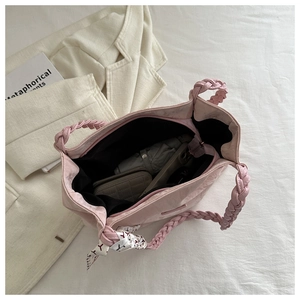Innenansicht der rosa Tragetasche mit viel Platz für Handy, Geldbörse und Schirm