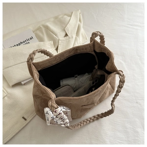 Detailansicht der khakifarbenen Falten-Tote-Bag mit geflochtenem Griff und Innenfach