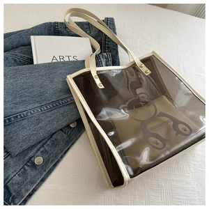 Détail du sac cabas en PVC transparent avec motif ours et poignées en cuir beige