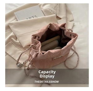 Vue intérieure du sac seau rose à cordon montrant un grand espace pour vos objets