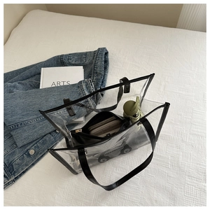 Détail du sac cabas en PVC transparent avec bordure en cuir noir et pochette interne