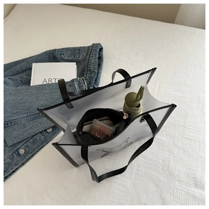 Détail du sac cabas en PVC transparent avec bordure noire et pochette intérieure amovible