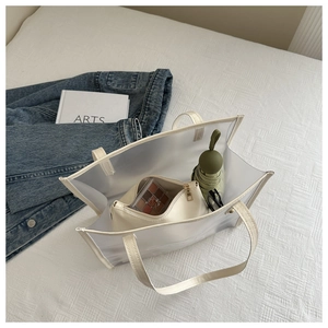 Vue détaillée d'un sac cabas en PVC transparent montrant sa grande capacité de rangement