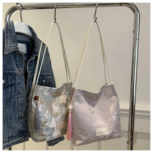 Détails de broderie florale et de longs glands sur des sacs à bandoulière style rétro