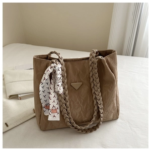 Detail der khakifarbenen Tote Bag mit geflochtenem Riemen und Seidenschal-Deko