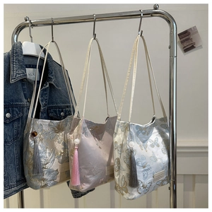 Détails de broderie et texture jacquard sur sacs cabas de style chinois avec glands