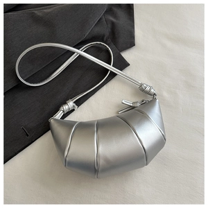 Détail du sac croissant argenté en cuir métallisé avec un design matelassé plissé