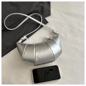 Vue détaillée du sac croissant argenté avec bandoulière à nœud et smartphone de taille