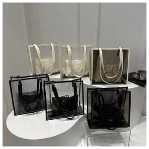 Vue détaillée du sac cabas transparent en PVC avec ours et pochette intérieure